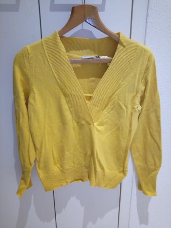 Gelber Pullover mit tiefem V Ausschnitt, Grösse M