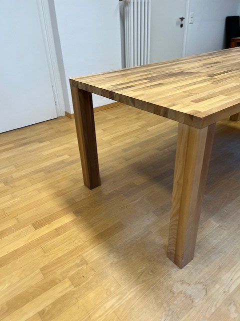 Interio Tables: Nussbaumtisch massiv, versiegelt – D'occasion à Zürich par Gottseidank 1