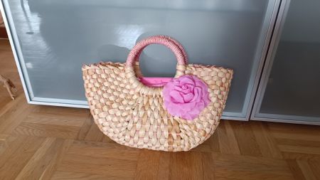 Hübsche Korbtasche mit Blume, Sommertasche