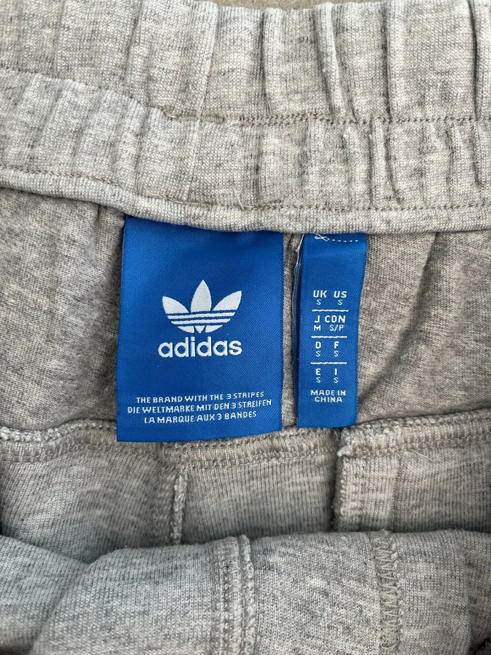 Adidas Pantaloni: ADIDAS Trainerhose kurz Hellgrau – Usato da Otelfingen venduto da Denis_ZH 3