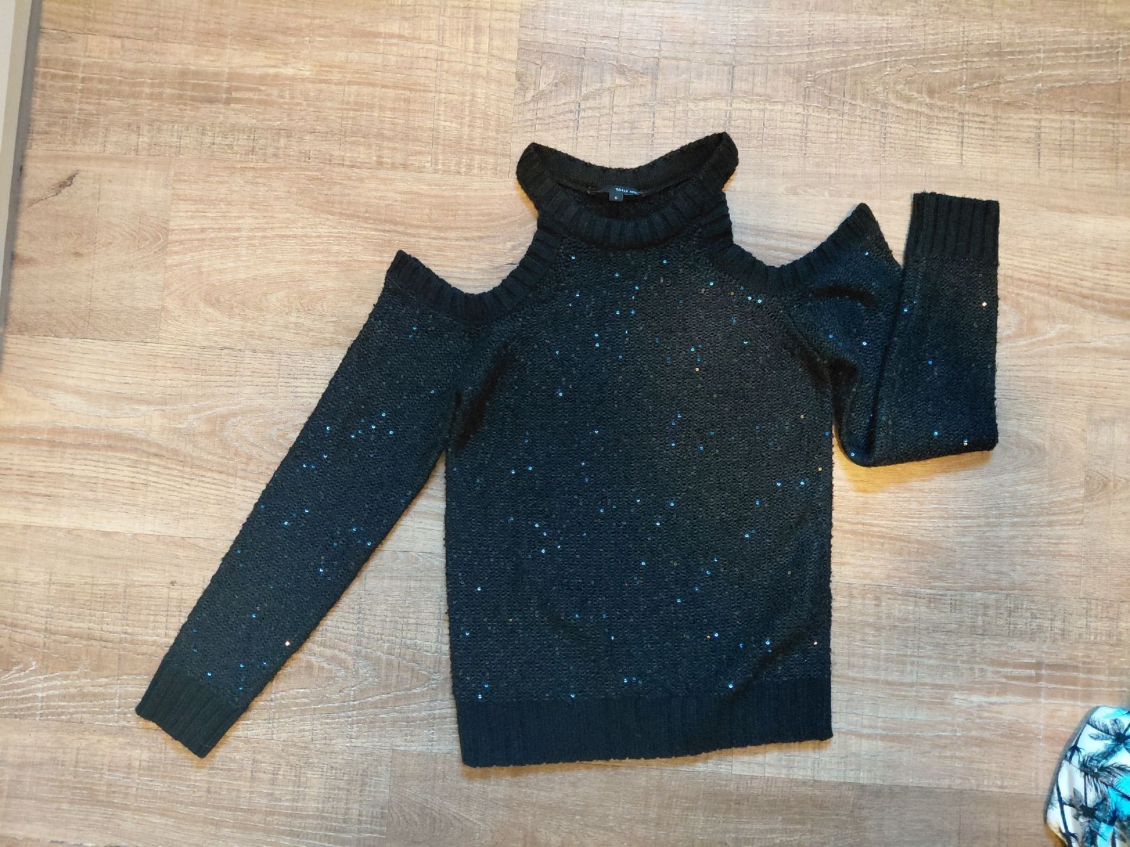 Pullover & Sweatshirts: Damen Pullover schwarz mit Pailletten Grösse S – Neu (gemäss Beschreibung) aus Balsthal von Leila_Luna