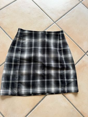 jupe courte noir & blanche à carreaux, coupe droite