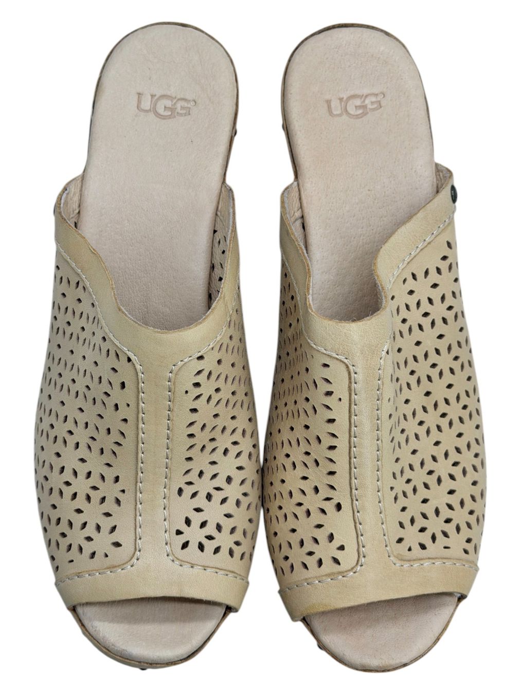 Ugg Damenschuhe: Sabots UGG beige cuir perforé. Pointure 39 – Gebraucht aus Cossonay-Ville von PatineDuTemps 3