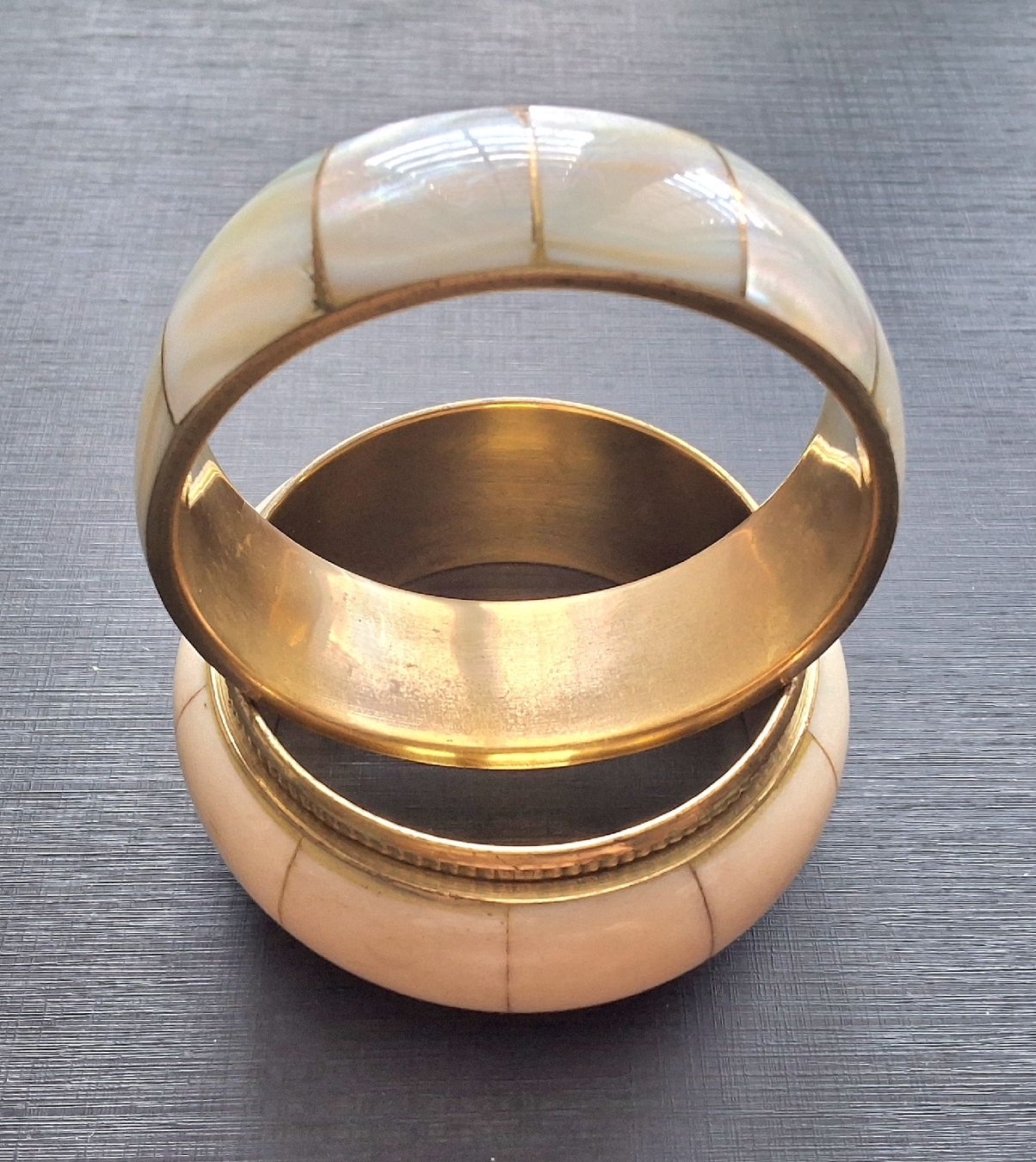 Armbänder & -reifen: 2 Armreife (massive Form) – Gebraucht aus Oftringen von Waltereg 2
