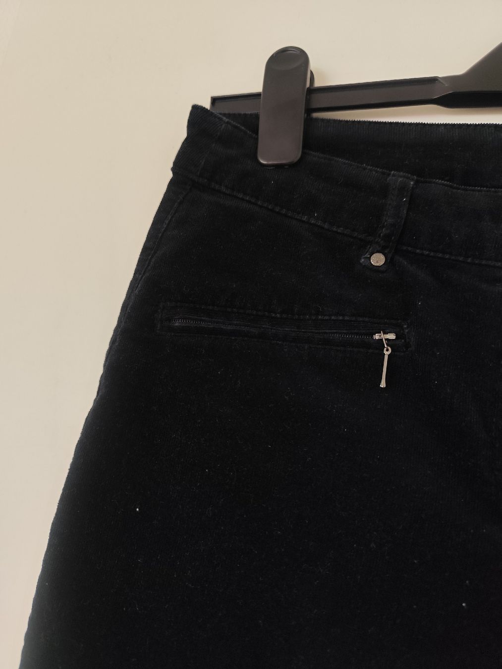 Pantaloni: Schwarze Cordhose Grösse 38 – Usato da Zürich venduto da Claudia_Zueri 1