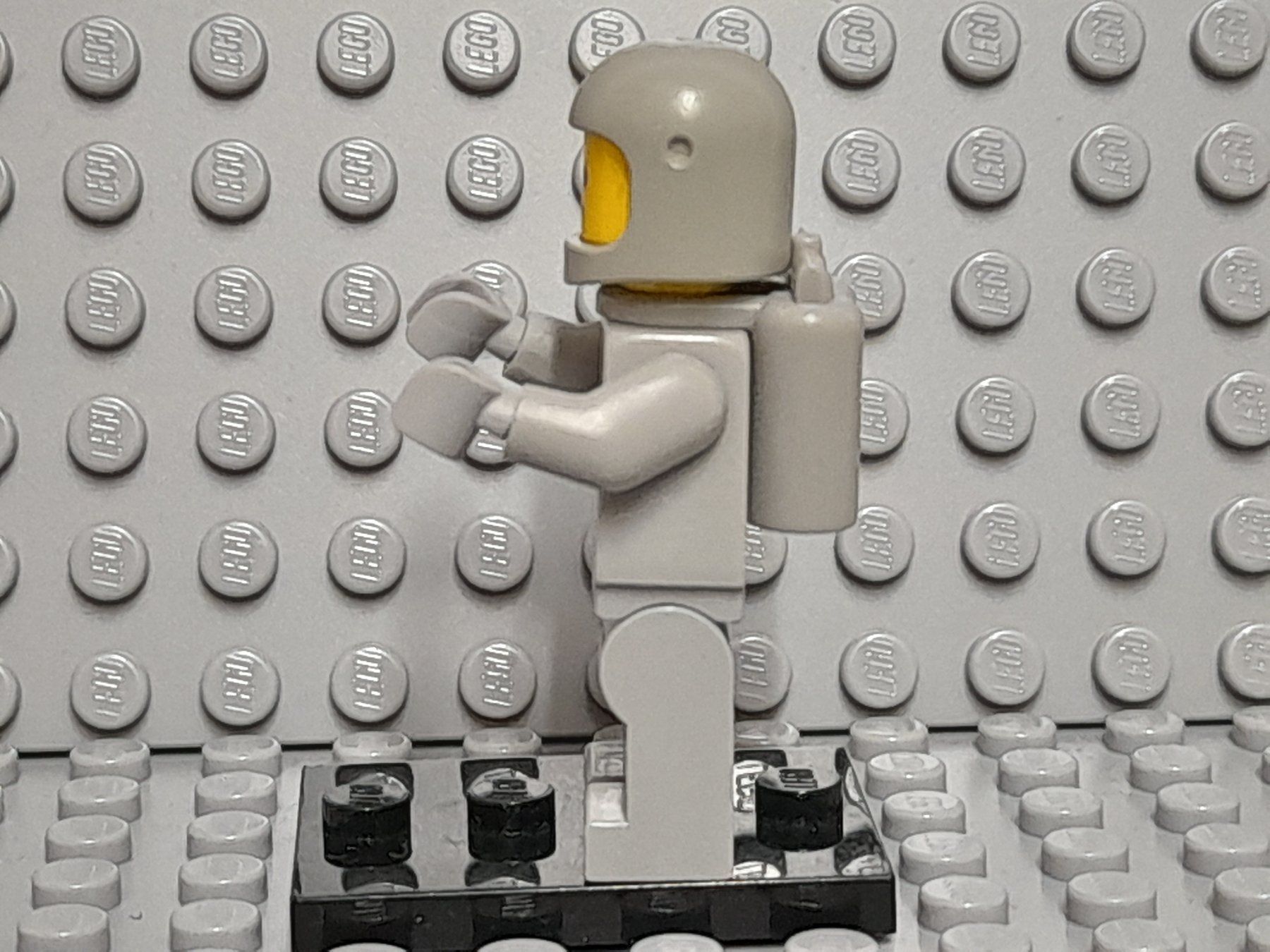 Lego Giocattoli: Lego Classic Space Minifigur hell grau mit Classic Helm – Usato da Derendingen venduto da Boeni80 3