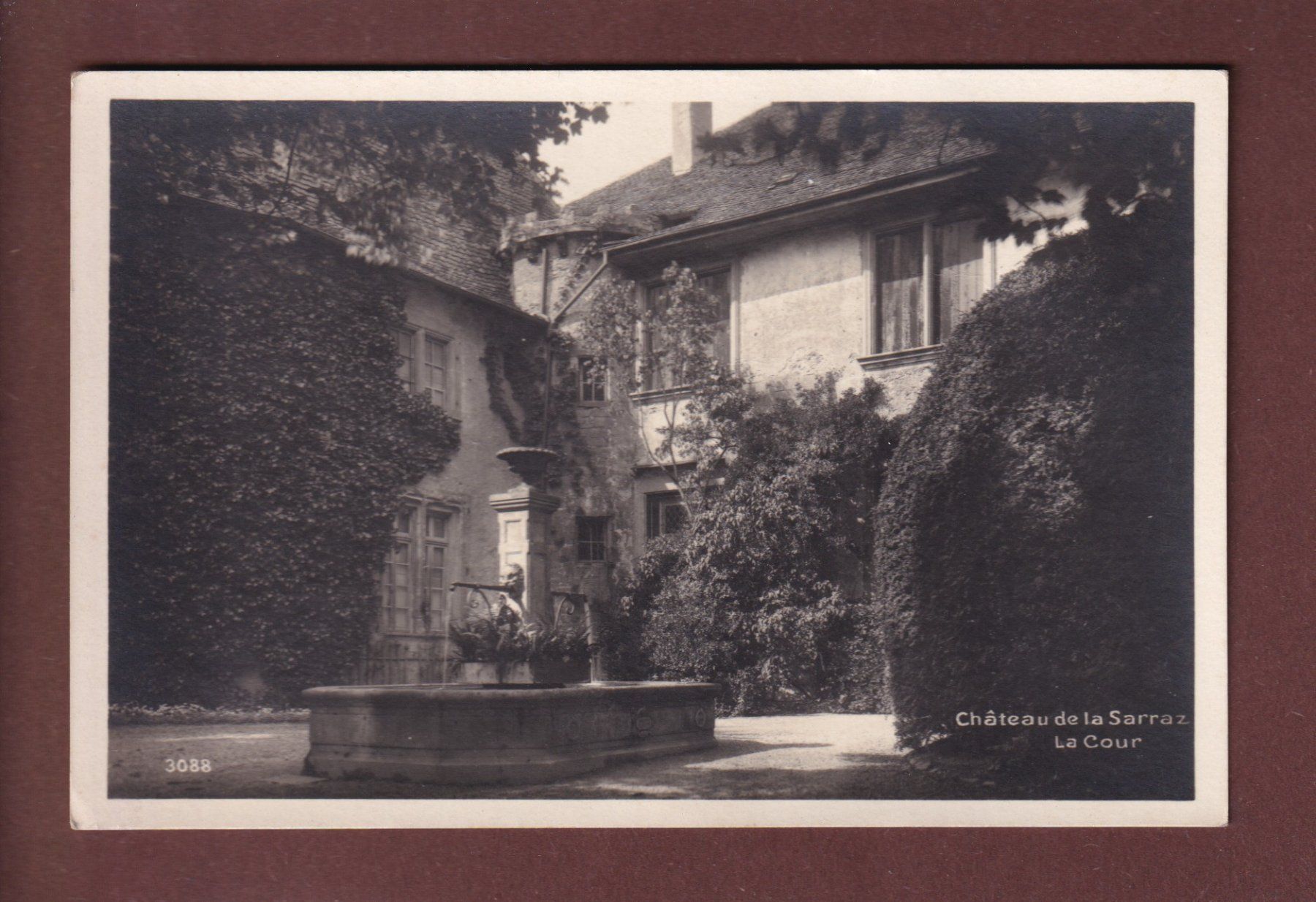 Cartoline postali: Château de LA SARRAZ - Cour // pli // – Usato da Pully venduto da nicecards