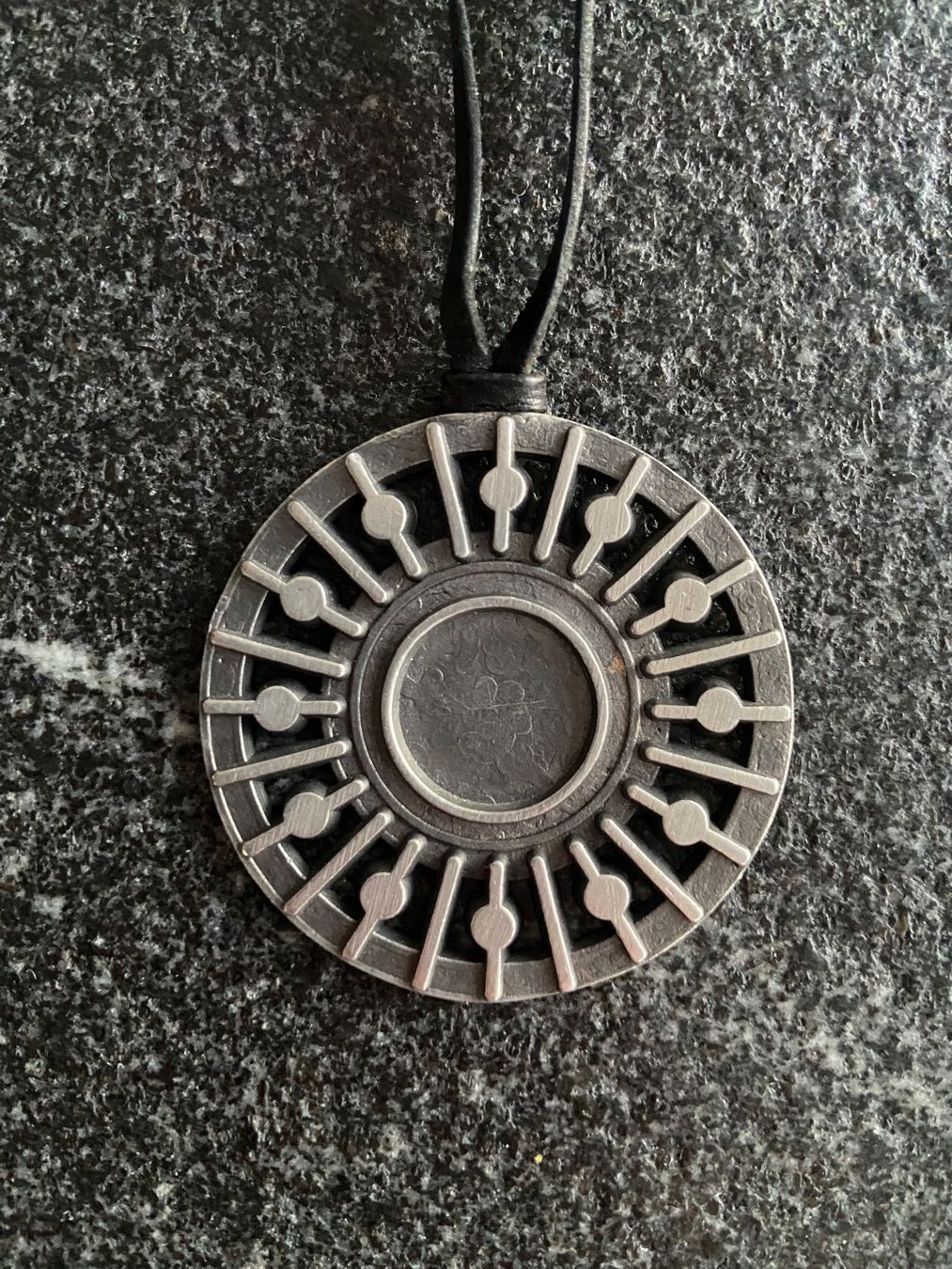 Ciondoli: Amulett mit schwarzem Lederband – Usato da Schwarzenburg venduto da Aha016