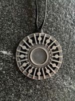 Amulett mit schwarzem Lederband
