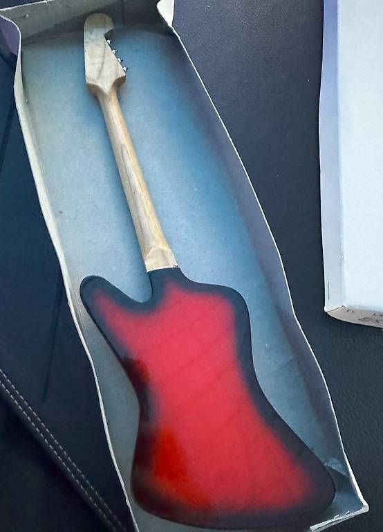 Statuette: Model / Mini Bass im Stil einer Gibson Thunderbird – Usato da Oberglatt ZH venduto da Chrisbee 1