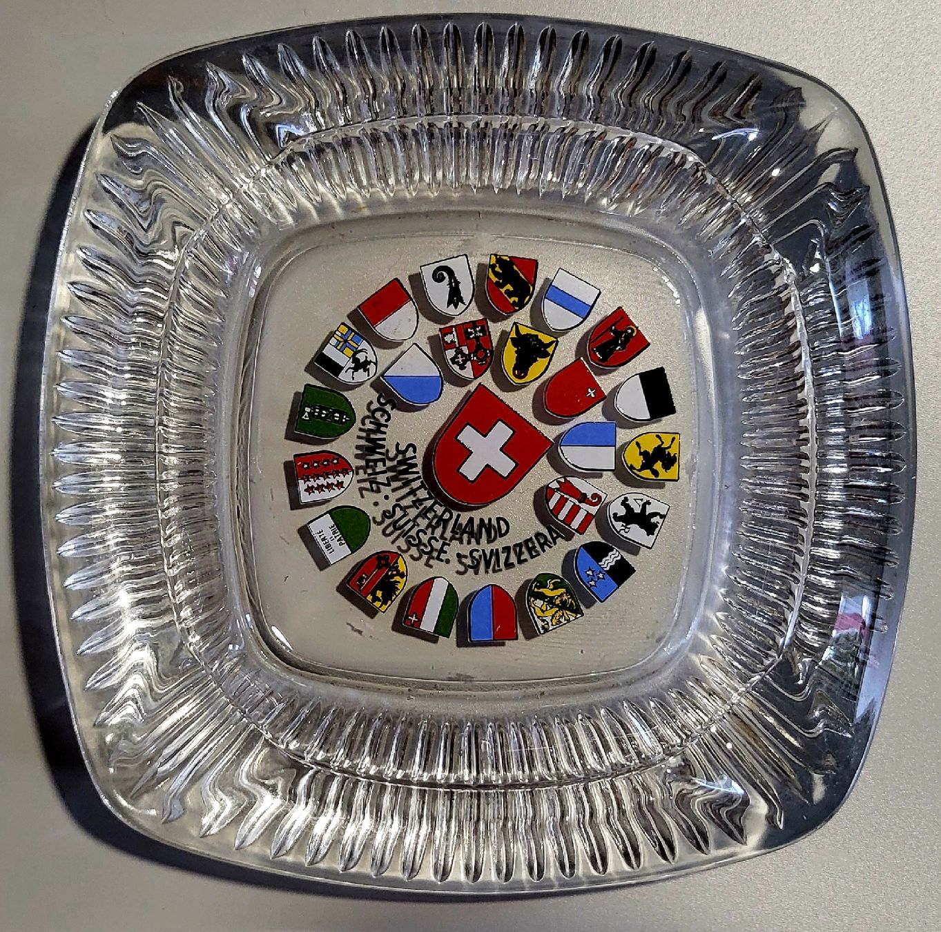 Aschenbecher: Cendrier Suisse en verre – Gebraucht aus Montet (Glâne) von Koada2