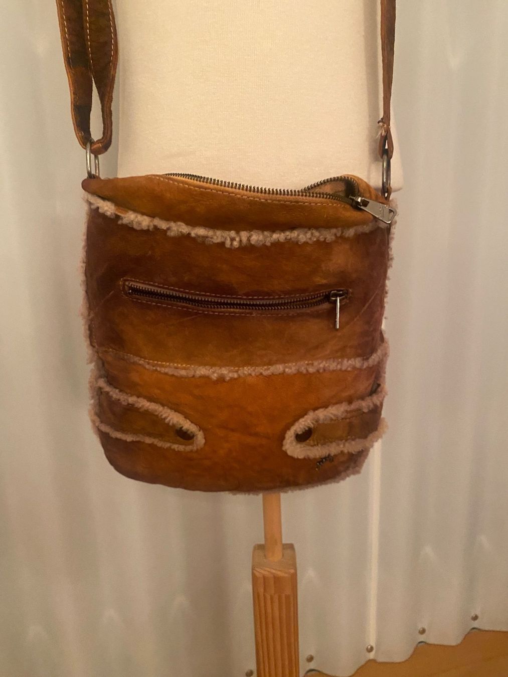 Taschen für Damen: Umhängetasche Lammfell – Gebraucht aus Luzern von lou4444