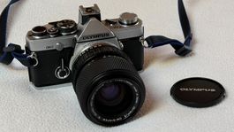 Spiegelreflexkamera Olympus OM-2 mit Zoom Objektiv
