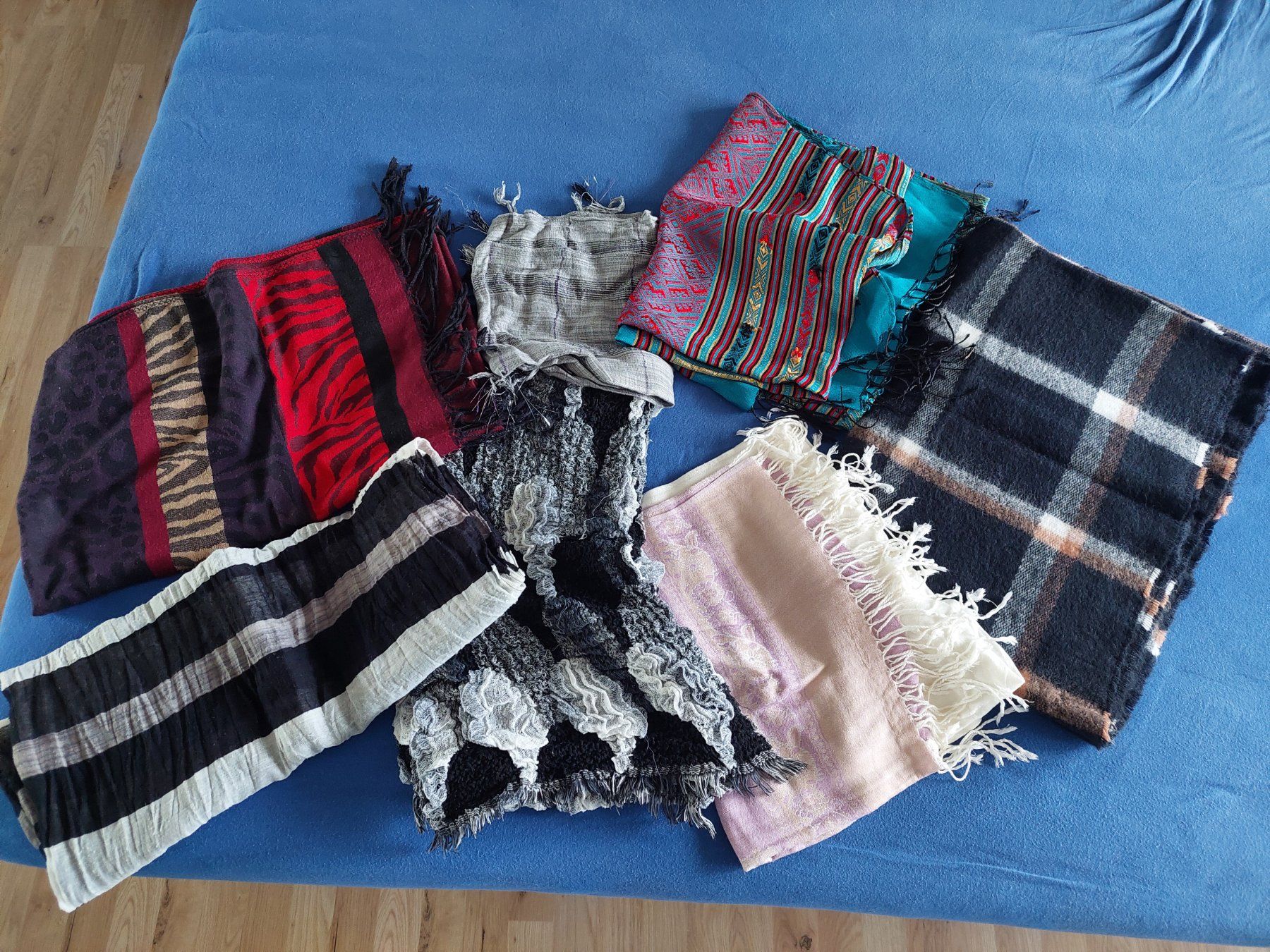 Lots de vêtements: 7 DIVERSE SCHALS – D'occasion à Münchenstein par Strupfi 1
