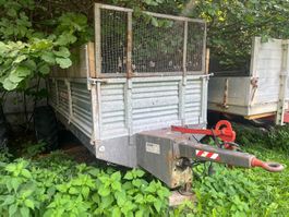 Zu verkaufen Ein Mistzetter und ein Anhänger mit brücke