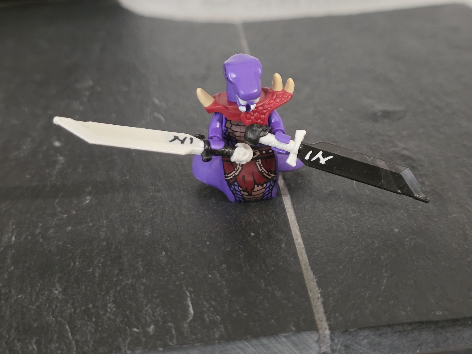Lego Figuren: Lego Ninjago Schlangenfigur lila mit zwei Schwertern – Gebraucht aus Dorf von Echo_Elements