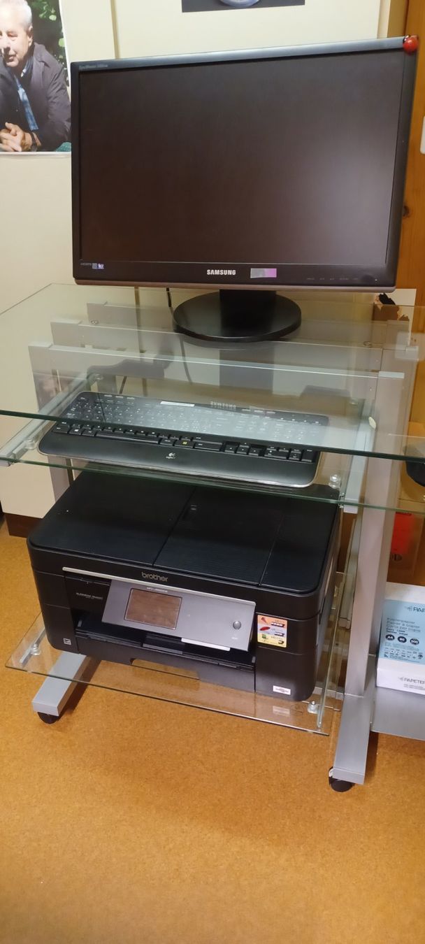 Scrivanie: Computertisch Glas, mit Rollen – Usato da Märstetten venduto da Gwundrig01 1