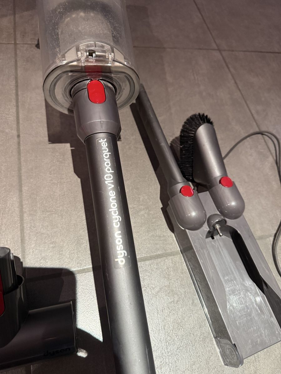 Dyson Aspirateurs & Accessoires: Dyson V10 Cyclone  – D'occasion à Claro par KarinS84 1
