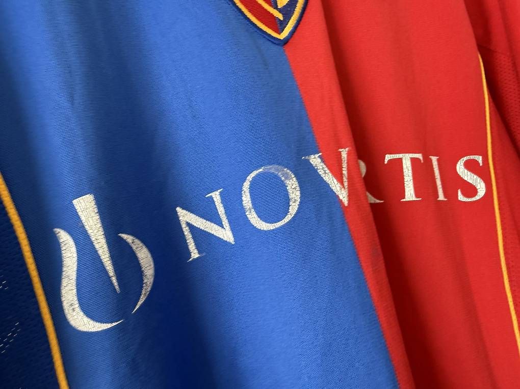 Leibchen & Hosen: Fc Basel Trikot 90s Grösse S – Gebraucht aus Basel von momo.st 2