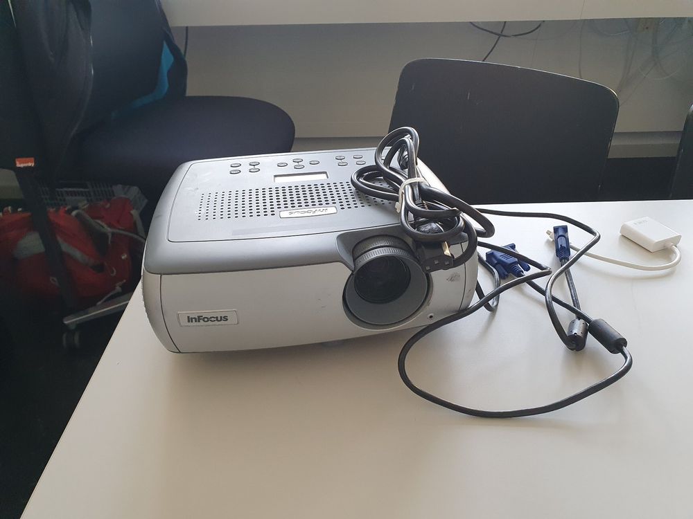 InFocus Beamer LP640 (Gebraucht) in Speicher für CHF 20 – nur Abholung ...
