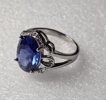 Sehr schöner Ring mit blauem Zirkonia, Gr. 8