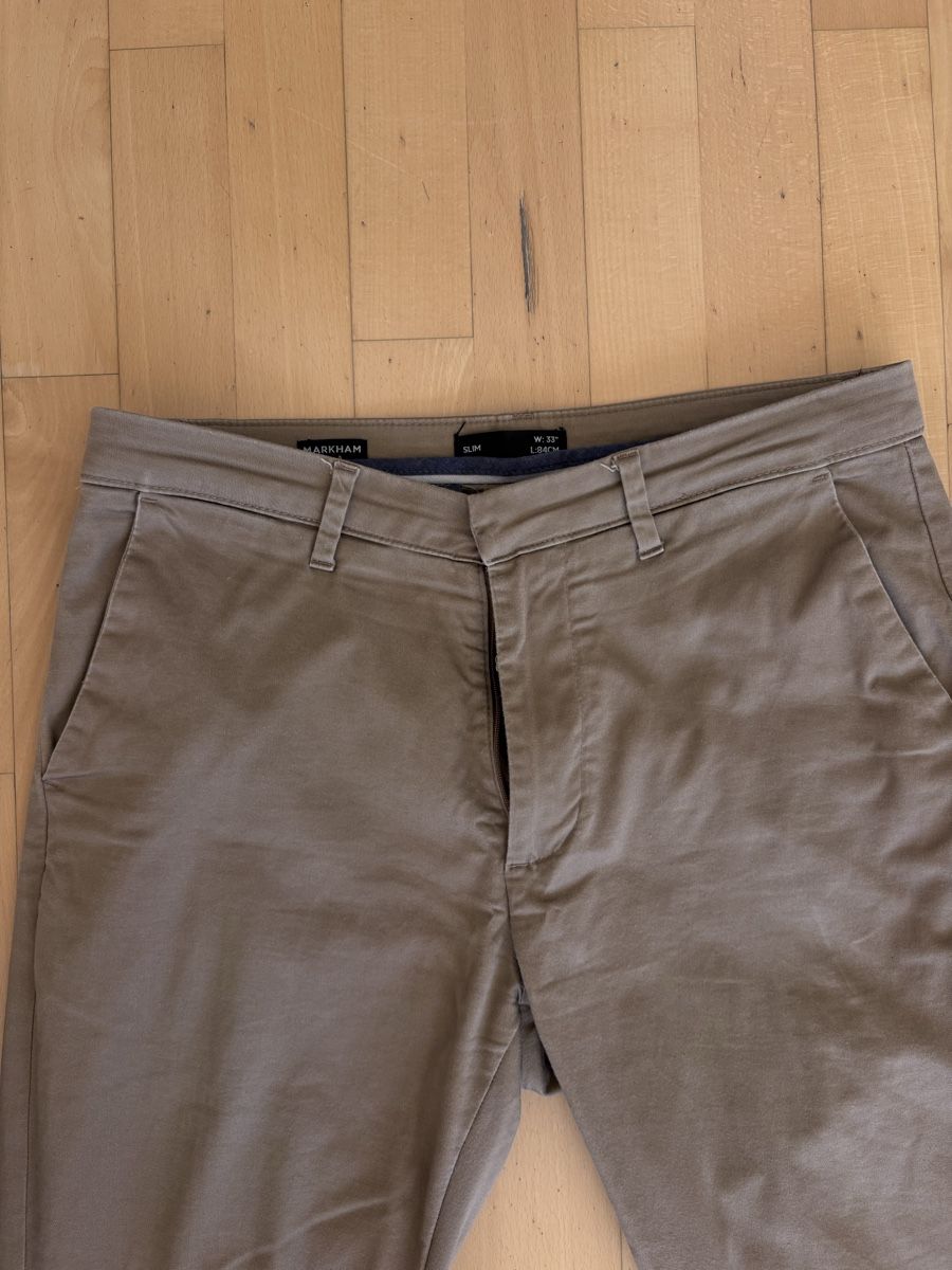 Pantaloni: Markham Slim Chinos, W33 L34, Khaki – Nuovo (secondo la descrizione) da Zürich venduto da Grothschild 1