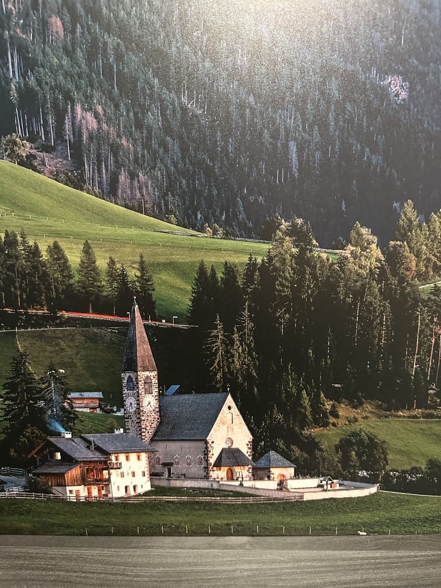 Poster & Bilder: Berglandschaft Wandbild mit Kirche, Dolomiten - Alu-Dibond – Neu und originalverpackt aus Aarburg von Tonija 1