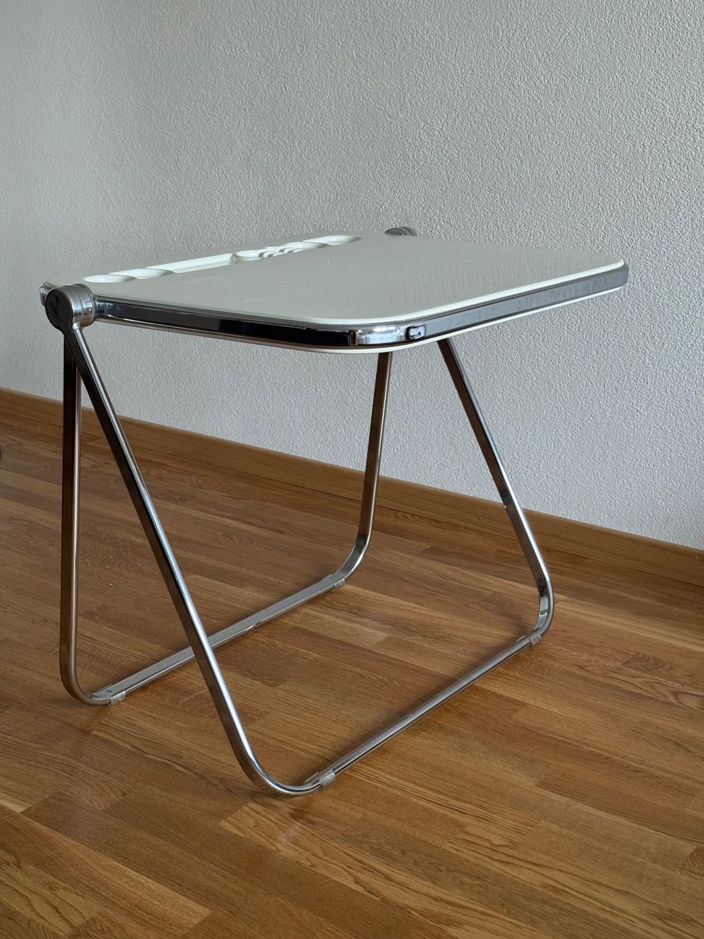 Set di tavolo e panche: Platone + Plia Giancarlo Piretti – Usato da Vevey venduto da Antonaudry 4