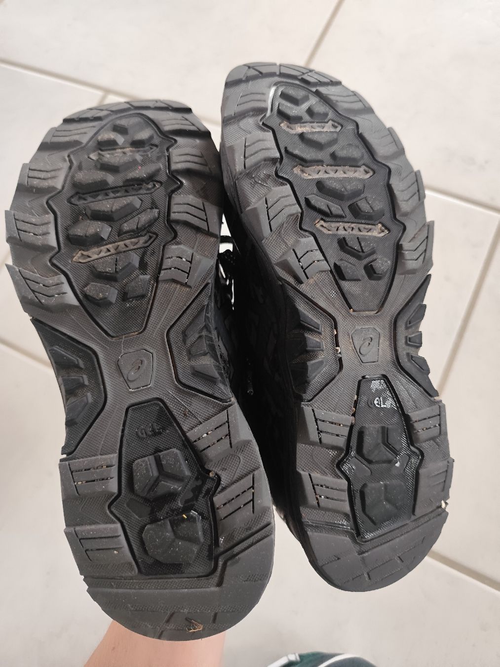 Asics Scarpe da donna: Asics Gore-Tex Schuhe Grösse 40.5 schwarz – Usato da Zürich venduto da Claudia_Zueri 4