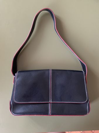 Schwarz/rote Handtasche