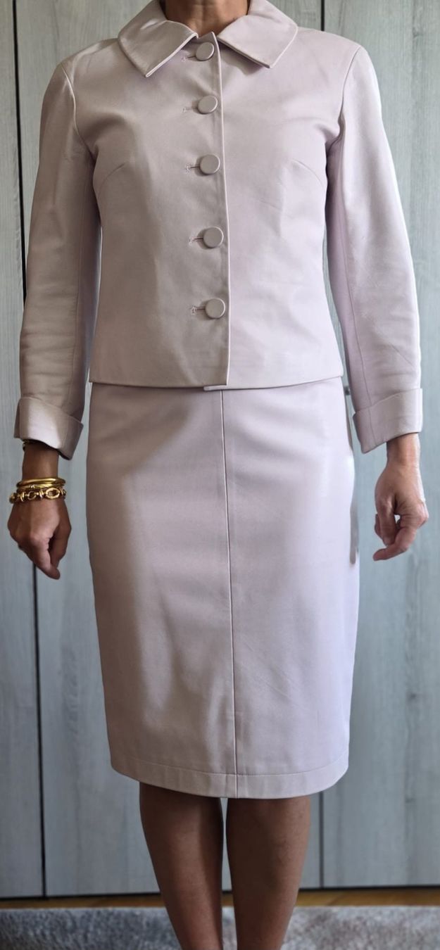 Completi & Tailleur: Ensemble tailleur rose poudré en cuir, élégant. Taille S. – Usato da Neuchâtel venduto da wikit