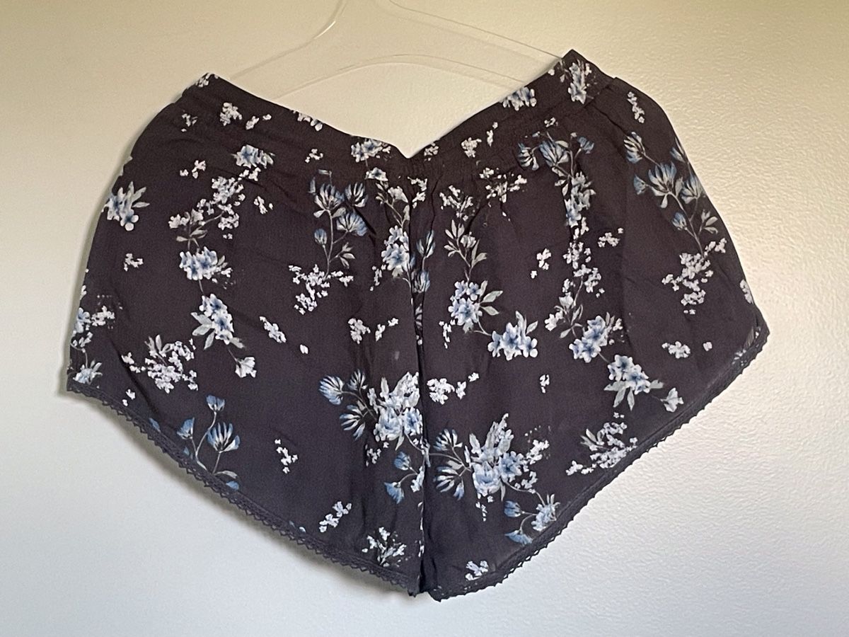 Pull&Bear Pantaloni: Short Pull&Bear fleuri taille M jamais porté – Nuovo e nell'imballaggio originale da Vuadens venduto da Nina11 1