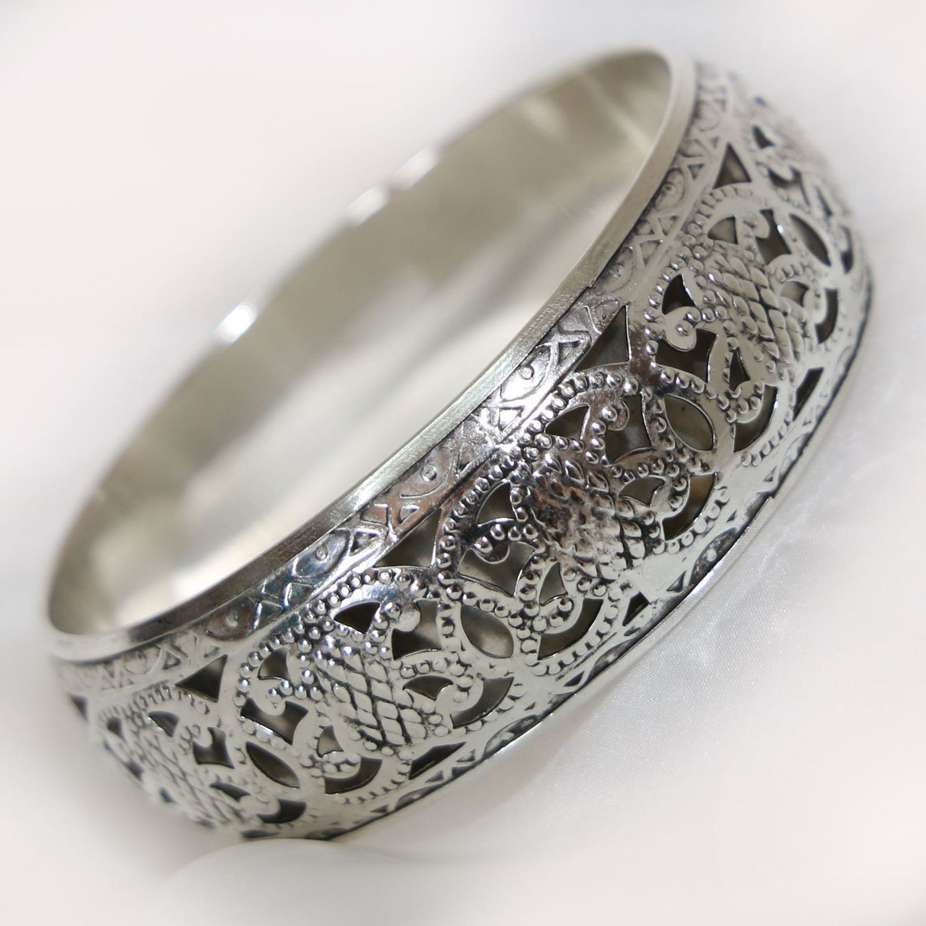 Bracciali & Braccialetti: Armreif Bangle Metall Celtic silber Indien – Nuovo e nell'imballaggio originale da Bad Salzdetfurth venduto da Weltenbummler-Shop 2