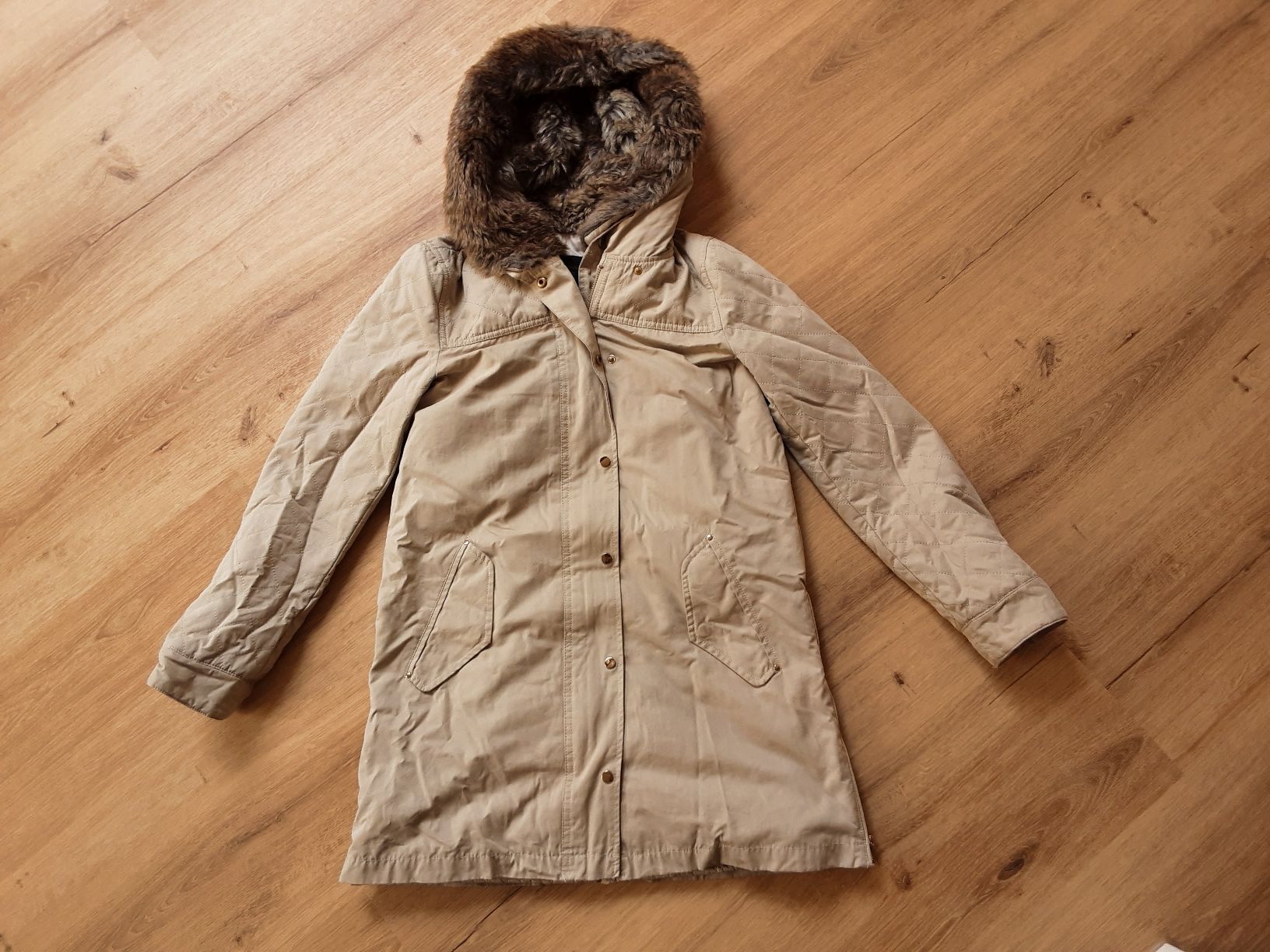 Zara Cappotti: Zara Basic Wintermantel mit Kapuze, Grösse XS Beige! – Usato da Altdorf UR venduto da Brandli
