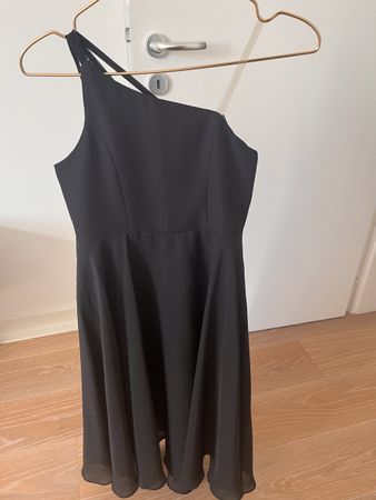 SUPER JOLIE ROBE ASYMÉTRIQUE T 12 ans EN TRÈS BON ÉTAT
