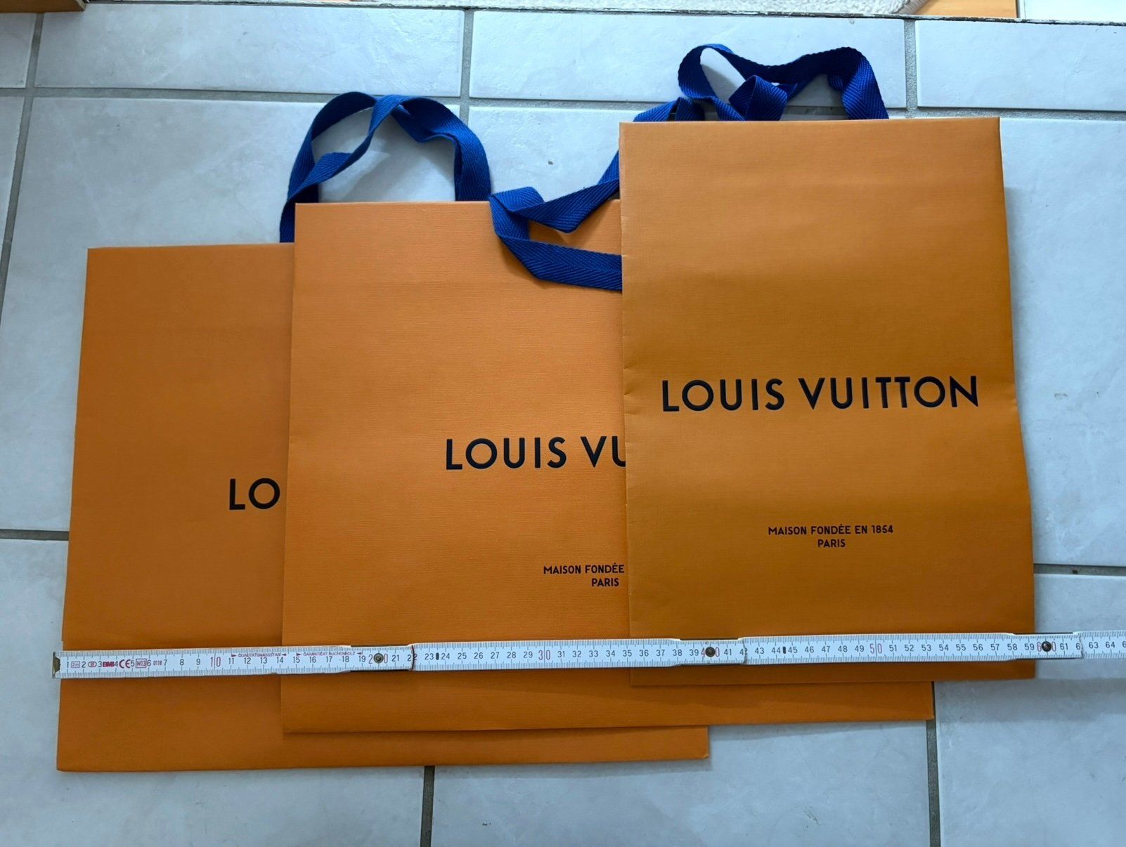 Louis Vuitton Borse: 2 LOUIS VUITTON Schachteln und 3 Papiertaschen – Nuovo (secondo la descrizione) da Etoy venduto da Diadefin 2