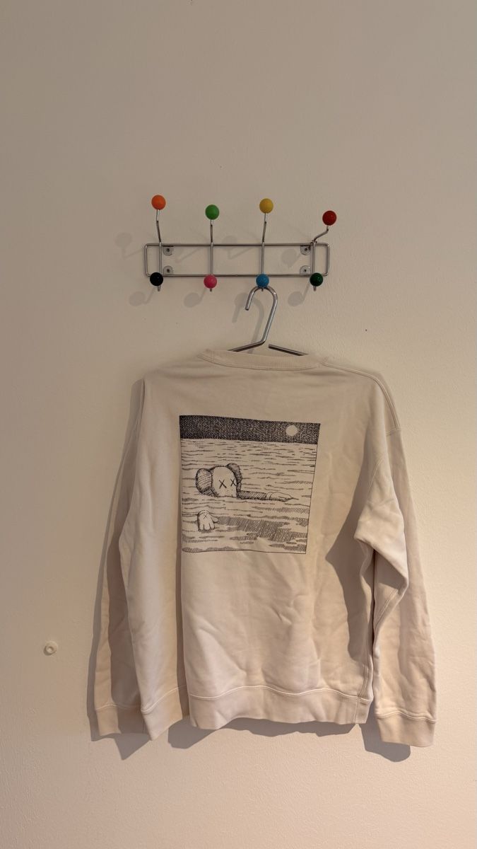 Uniqlo Pulls & Sweat-shirts: KAWS x Uniqlo Sweatshirt – D'occasion à Unterägeri par ogatterm 1