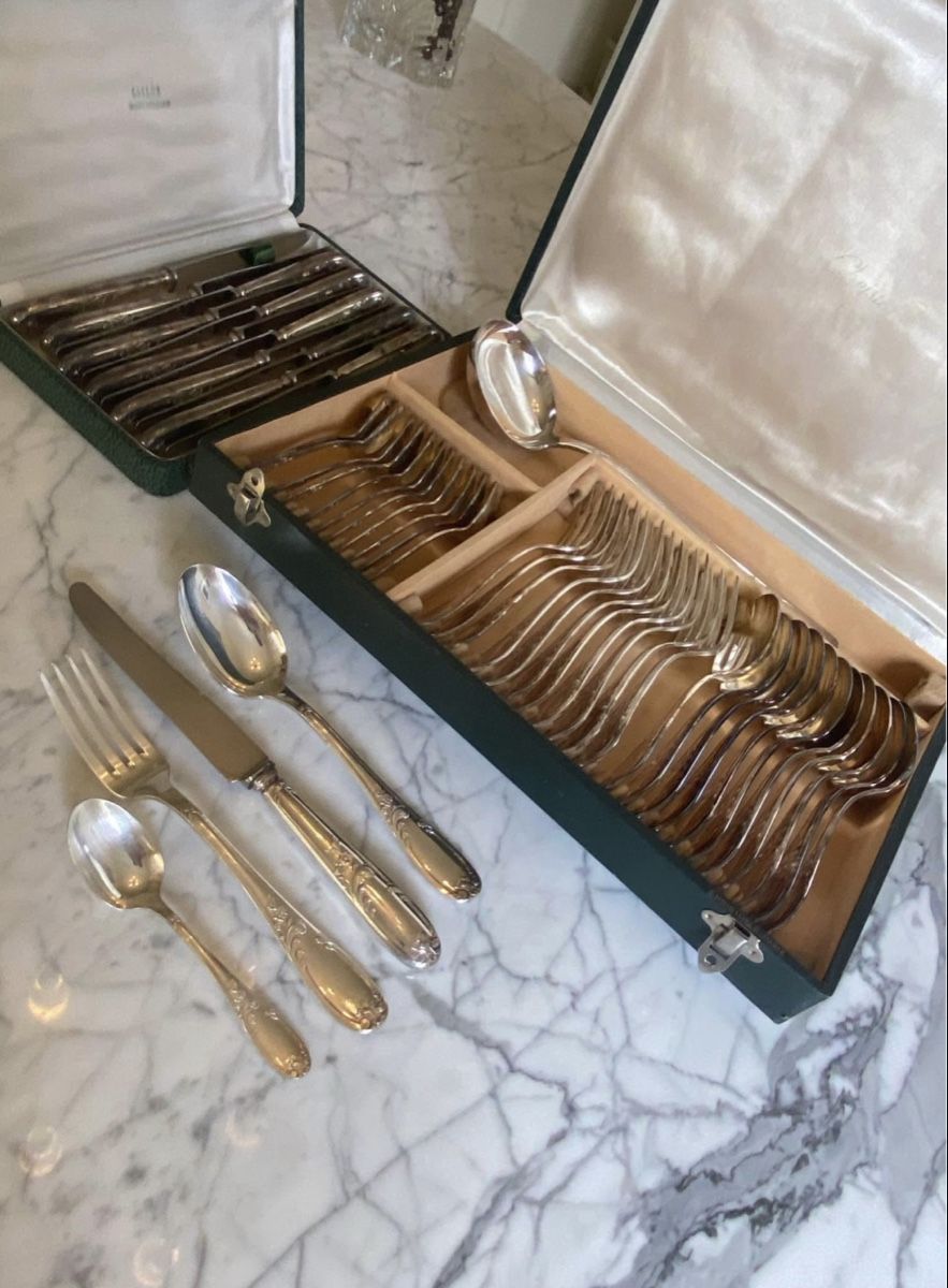 Set di piatti: Ménagère en métal argenté – Usato da Genève venduto da Oscar-111 3