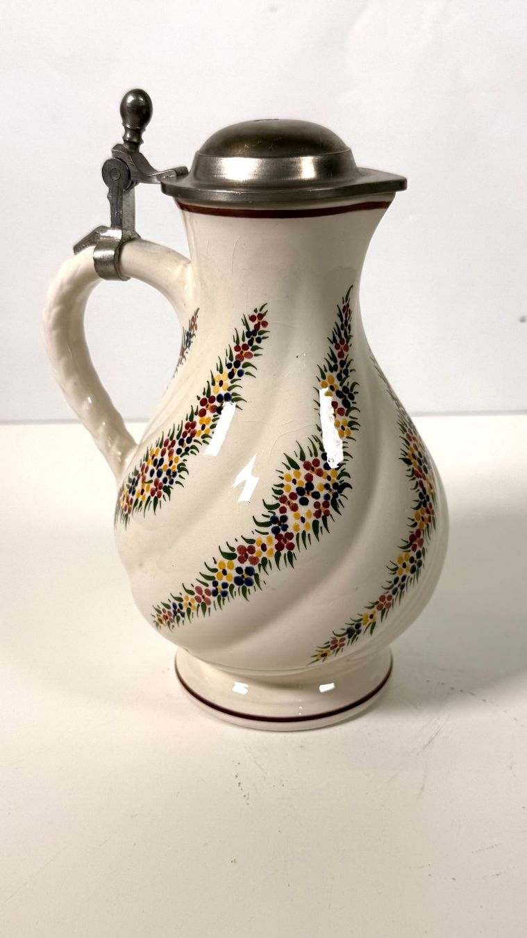 Caraffe: Wechsler Tirolkeramik Karaffe mit Zinndeckel – Usato da Zürich venduto da Hedwig-steig