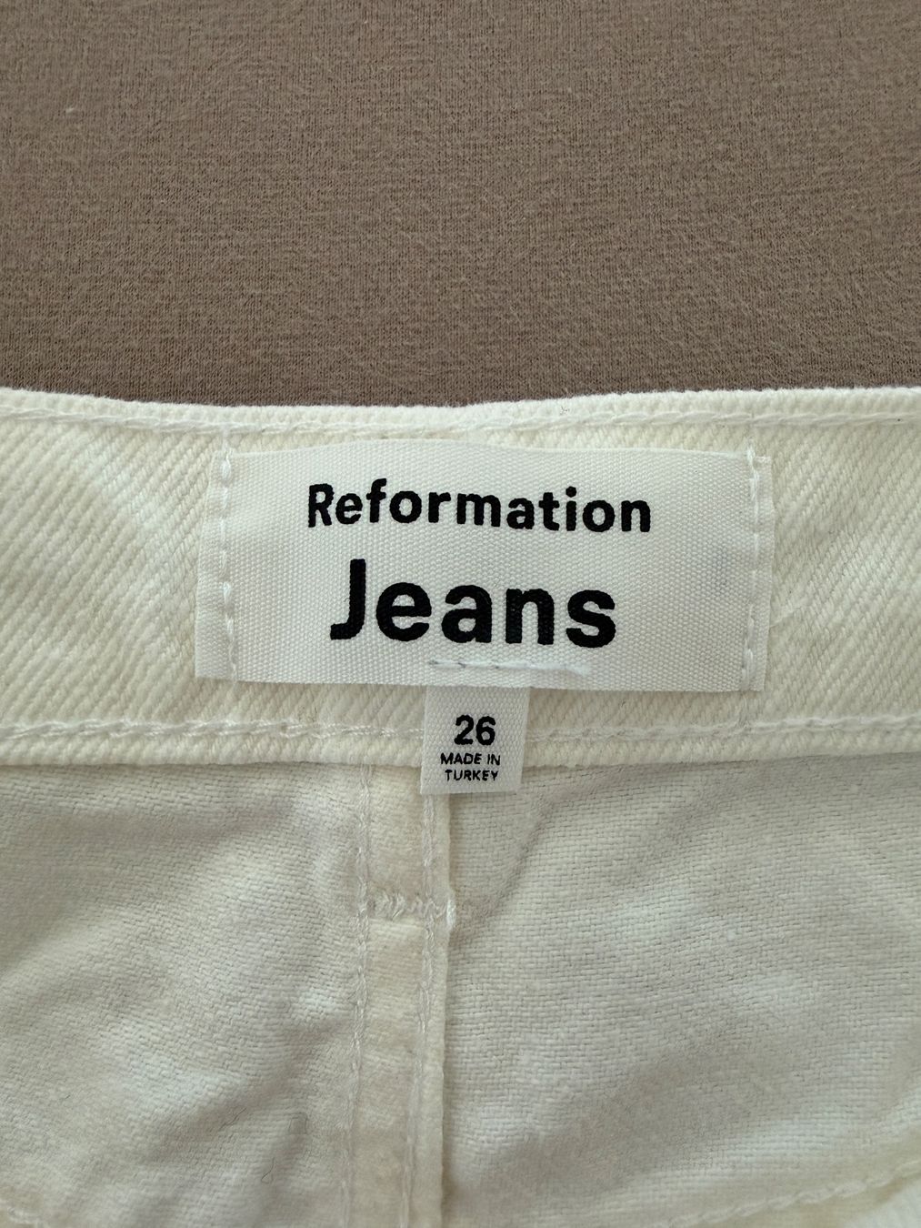 Pantaloni: Reformation Shorts in cream – Usato da Zürich venduto da jbeauxarts 2