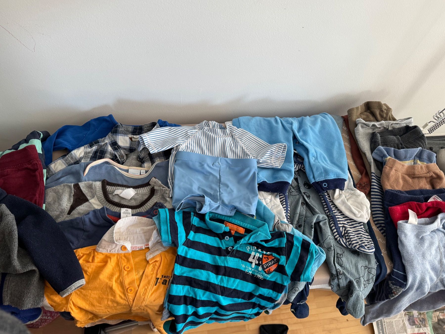 Lotti & Set di vestiti: Jungs kleider set 68 – Usato da Frauenfeld venduto da des_6wwx