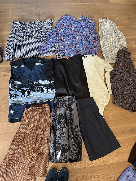 Lotti di vestiti: Kleider Paket M / L – Usato da Zürich venduto da Sashkica