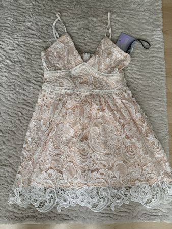 Missguided Spitzenkleid
