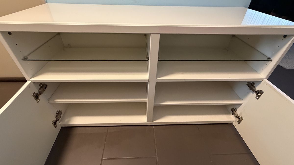 Mobili TV: TV-Möbel in Weiss mit Glastablaren – Usato da Zürich venduto da nevi.cvet 2