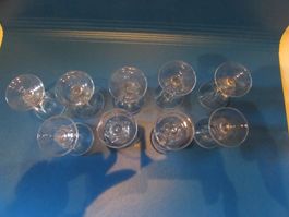 Lot de 8 verres à liqueur anciens, élégants et délicats.