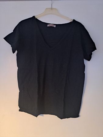 Schlichtes, schwarzes T-Shirt mit V-Ausschnitt, Grösse M