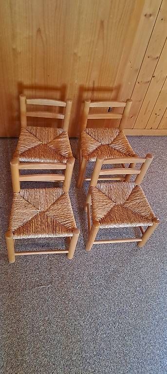 Chaises: 4 Holzkinderstühle (Set) Sitz Korbgeflecht – D'occasion à Buttisholz par Seeblick666