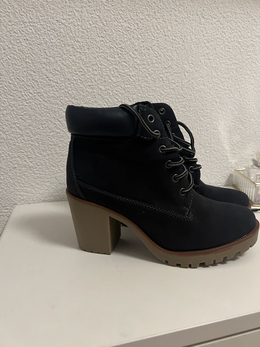 Scarpe da donna: Dunkelblaue Stiefeletten mit Absatz – Usato da Luzern venduto da sydney01. 1
