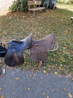 2 Reitsattel mit Reithelm 