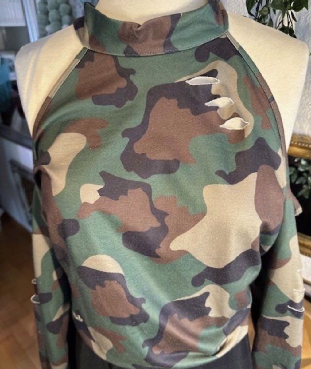 Maglioni & Felpe:  Camouflage-Pullover Cut Out Shoulder L – Usato da Endingen venduto da Warlock 1